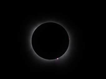 Όλικη έκλειψη Ηλίου: Εκατομμύρια άνθρωποι μαγεύτηκαν από το θέαμα