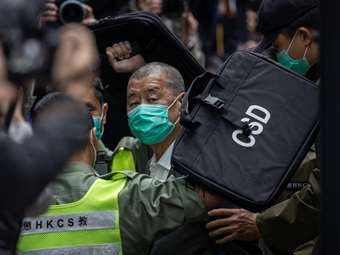 Κίνα: Ξεκίνησε υπό δρακόντεια μέτρα ασφαλείας η πολύκροτη δίκη του αντικαθεστωτικού μεγιστάνα των ΜΜΕ Τζίμι Λάι