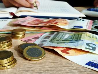 Ακριβότερο φέτος το εορταστικό τραπέζι – "Αλμυρά" τα γλυκά, απλησίαστο το κρέας