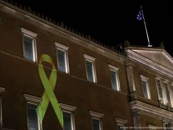 Βουλή: Το σύμβολο της μάχης κατά του παιδικού και εφηβικού καρκίνου "φώτισε" το μέγαρο του κοινοβουλίου