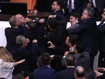 Τουρκία: Αγριος καβγάς με γροθιές στην Εθνοσυνέλευση - Τραυματίστηκαν βουλευτές