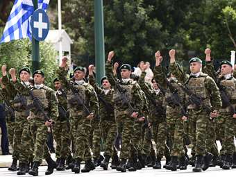 Επτά προσαγωγές στη στρατιωτική παρέλαση στην Αθήνα - Θέλησαν να ανοίξουν σημαίες της Παλαιστίνης