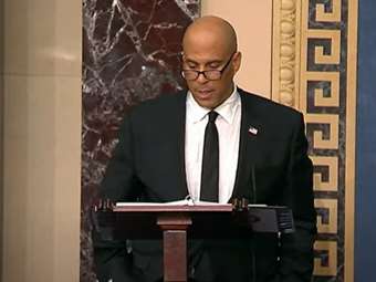 ΗΠΑ: Γερουσιαστής μιλάει επί περισσότερες από 14 ώρες διαμαρτυρόμενος για την πολιτική του Τραμπ