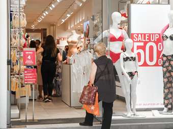 Τη Δευτέρα ξεκινούν οι θερινές εκπτώσεις – Τι πρέπει να προσέξει ο καταναλωτής