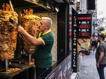 Τουρκία: Επιβράδυνε στο 55,2% ο πληθωρισμός τον Φεβρουάριο