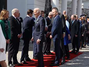 Θερμή υποδοχή του Τζο Μπάιντεν στην Ιρλανδία