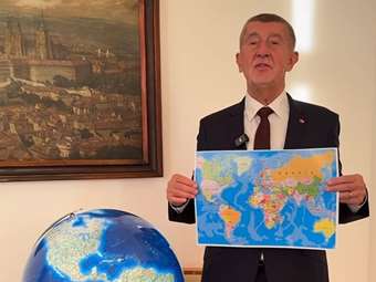 Τσεχία: Viral στο διαδίκτυο ο πρωθυπουργός Μπάμπις αφού αγόρασε μια υδρόγειο για να δει πού βρίσκεται η Γροιλανδία