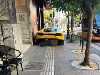 Lamborghini πάρκαρε και έκλεισε ολόκληρο πεζοδρόμιο στον Πειραιά