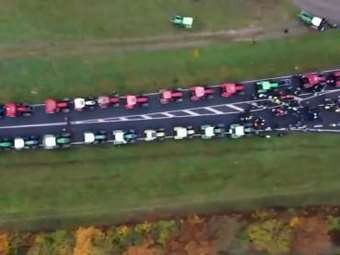 Γερμανία: Συγκέντρωση αγροτών στην Πύλη του Βραδεμβούργου - Διαμαρτύρονται για κατάργηση επιδοτήσεων και φοροαπαλλαγών