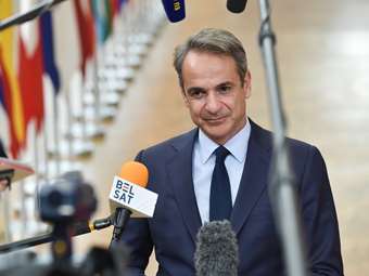 Politico: Ο Κ. Μητσοτάκης πιέζει την ΕΕ για κοινό δανεισμό για την άμυνα