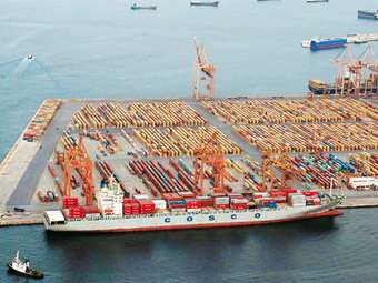 Κλυδωνισμοί στο λιμάνι του Πειραιά από την κρίση στην Ερυθρά Θάλασσα