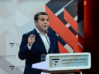 Νέα εμφάνιση Αλέξη Τσίπρα με άρθρο για τα Τέμπη