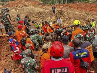 Φονική κατολίσθηση στην Ινδονησία: 11 οι νεκροί, έρευνες για 12 αγνοούμενους