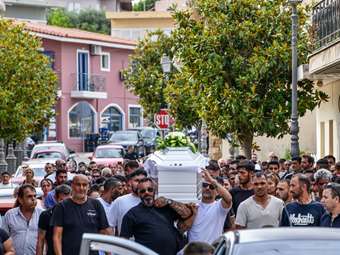 Πύργος: Σε κλίμα βαθιάς συγκίνησης -αλλά και οργής- η εξόδιος ακολουθία της 11χρονης