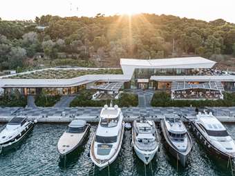 Astir Marina Βουλιαγμένης: Τα είδη πολυτελείας οδηγούν το τζίρο της – Στο 99% η πληρότητα ελλιμενισμού