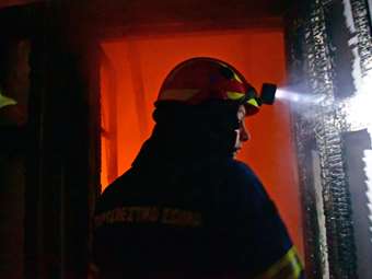 Μάνδρα: Υπό μερικό έλεγχο η πυρκαγιά σε αποθηκευτικό χώρο