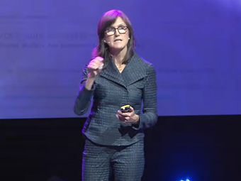 Ανατρεπτική η Κάθι Γουντ: O εμπορικός πόλεμος του Τραμπ μπορεί να απελευθερώσει τις αγορές