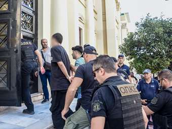 Τι υποστήριξε στην απολογία του ο 19χρονος που κατηγορείται για τη φωτιά στα Συχαινά της Πάτρας