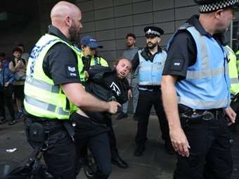 Ταραχές στη Βρετανία: Πάνω από 1.000 συλλήψεις