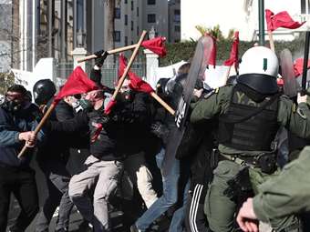 Ένταση μεταξύ διαδηλωτών και αστυνομικών στο πανεκπαιδευτικό συλλαλητήριο στην Αθήνα