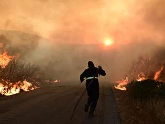 Σε εξέλιξη φωτιές σε Ναύπλιο και Εύβοια