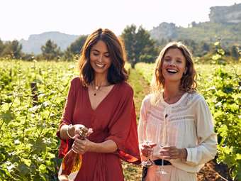 Δύο γυναίκες, ένα κρασί, μηδέν αλκοόλ – η ιστορία του αφρώδους Οίνου French Bloom