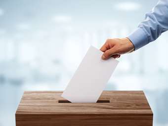 Συμπεράσματα για το πολιτικό σκηνικό από τις τελευταίες δημοσκοπήσεις - Πώς "απαντούν" Μητσοτάκης και Ανδρουλάκης