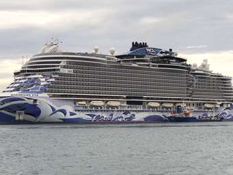 Στον Πειραιά το κρουαζιερόπλοιο με πίστα αγώνων στο κατάστρωμα