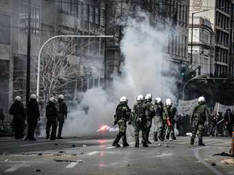 Επεισόδια σε συγκέντρωση στο Σύνταγμα – Σε 33 προσαγωγές προχώρησε η ΕΛΑΣ