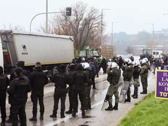 Οι αγρότες στις Σέρρες έσπασαν το μπλόκο της αστυνομίας και κατευθύνονται προς το τελωνείο Προμαχώνα