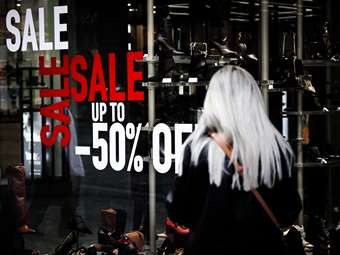 Εκπτώσεις: Οι χαμηλές πτήσεις, η ακρίβεια και η μείωση διαθέσιμου εισοδήματος