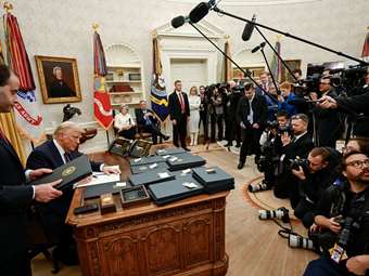 Τραμπ: Δεν θέλω να πω ακόμα ότι αποχωρούμε από τις συνομιλίες για την Ουκρανία - Μιλάμε "ιδιωτικά" με την Κίνα