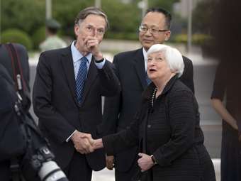 Η Γέλεν εκφράζει τις ανησυχίες της για τους νέους περιορισμούς εξαγωγών στην επίσκεψή της στην Κίνα