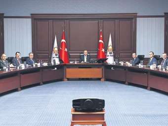 "Διχασμένο" το AKP του Ερντογάν - Στο τραπέζι αλλαγή οικονομικής πολιτικής για κατευνασμό των αγορών