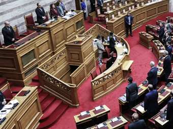 Βουλή: Ενός λεπτού σιγή για τα θύματα των Τεμπών