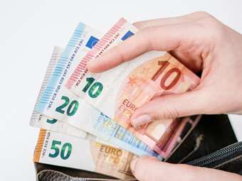 Ποια "επαγγέλματα ανοιχτής πόρτας" αμείβονται ακόμα και σήμερα με μετρητά στο χέρι