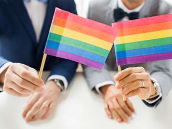 Δημοσκόπηση Marc: 54,8% ναι στον γάμο των ομόφυλων και 52,9% στην υιοθεσία από ομόφυλα ζευγάρια