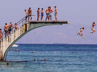 Σε κλοιό καύσωνα η χώρα: Πού θα ξεπεράσει η θερμοκρασία τους 40 βαθμούς - Ως τη Δευτέρα το ακραίο κύμα
