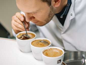 "Βασίλισσα" του καφέ η Nestlé στην Ελλάδα με 60% - Επενδύει 1 δισ. στη βιωσιμότητα