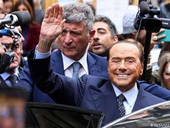 Tο EΛΚ ακυρώνει συνέδριο λόγω Μπερλουσκόνι