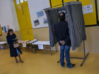 Iσπανία - δημοσκοπήσεις: Τα δεξιά κόμματα χάνουν έδαφος έναντι του κυβερνητικού συνασπισμού υπό τους Σοσιαλιστές