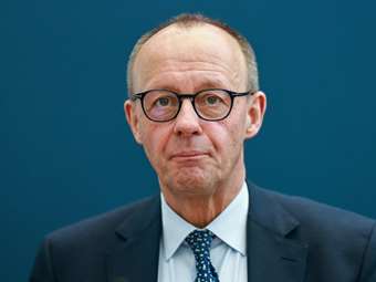 Ο Φρίντριχ Μερτς σε ρόλο "αλχημιστή"