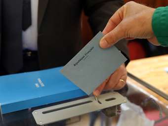 Ανοδικές τάσεις σε γαλλικές μετοχές, ομόλογα και ευρώ - Οι αγορές δεν "βλέπουν" εύκολη αυτοδυναμία της Ακροδεξιάς