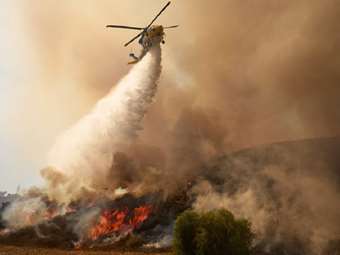 ΗΠΑ: Η φωτιά στην Καλιφόρνια κατέκαψε πάνω από εκατό σπίτια κοντά στο Λος Άντζελες
