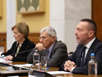 Στην παρουσίαση του βιβλίου της Χριστίνας Αγριαντώνη ο Γιάννης Στουρνάρας