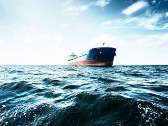 Bloomberg: Οι κυρώσεις της G7 απομακρύνουν τους Έλληνες εφοπλιστές από το ρωσικό πετρέλαιο - κάτι που... δε το θέλει η Δύση