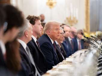 Πώς οι CEO εταιρικών κολοσσών αποσπούν χατίρια από τον Τραμπ