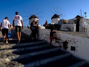 Επιβατική κίνηση Αυγούστου: Οι Έλληνες είπαν "όχι" στη Μύκονο - Η Σαντορίνη περιόρισε τις απώλειες