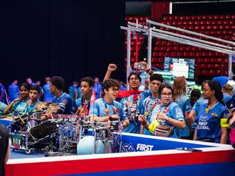 Μαθητές από όλο τον κόσμο διαγωνίστηκαν στον FIRST Global Challenge στην Αθήνα με τα γρήγορα δίκτυα της Cosmote