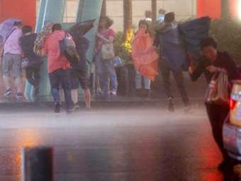 Ταϊβάν: Κύματα ύψους 5 μέτρων και χιλιάδες άνθρωποι εγκαταλείπουν τα σπίτια τους πριν την άφιξη του τυφώνα Κονγκ-ρέι